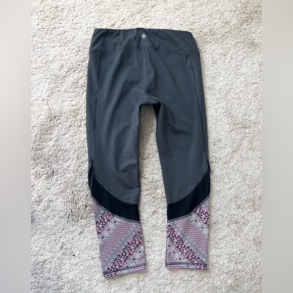 Gaiam Womens Workout Pants size M Gray Pink Printed Hem Capri Length yoga - Picture 5 of 9